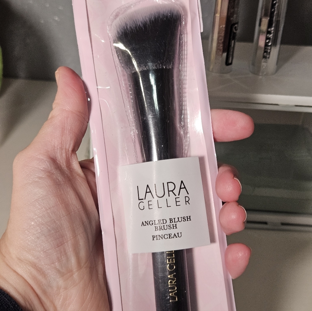Laura Geller Angled Blush Brush - Black - Picture 3 of 10